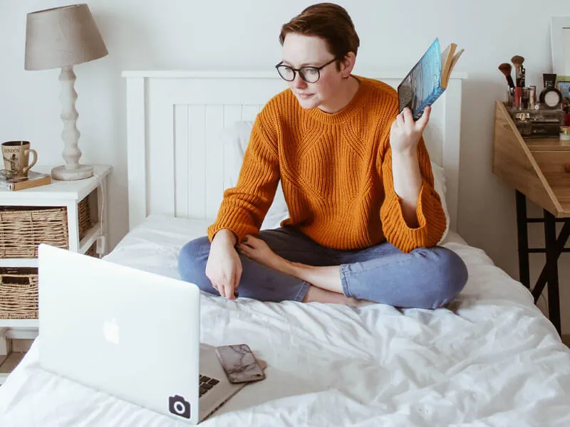 Une femme qui organise un road trip