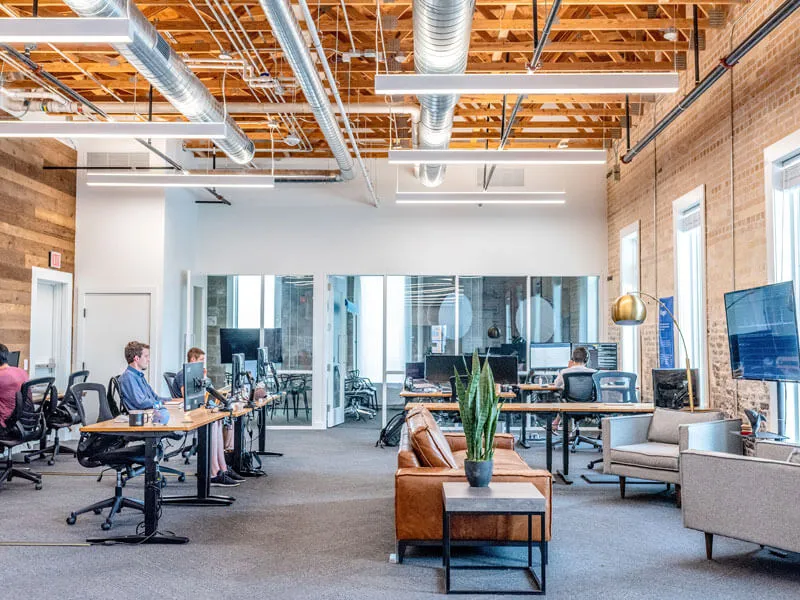 Un openspace avec des gens qui y travaillent