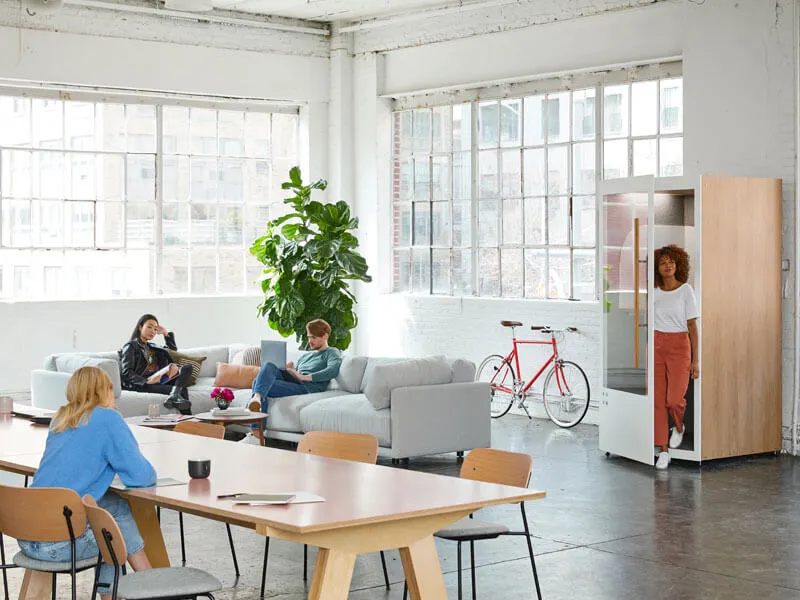 Un espace de détente où des gens se reposent